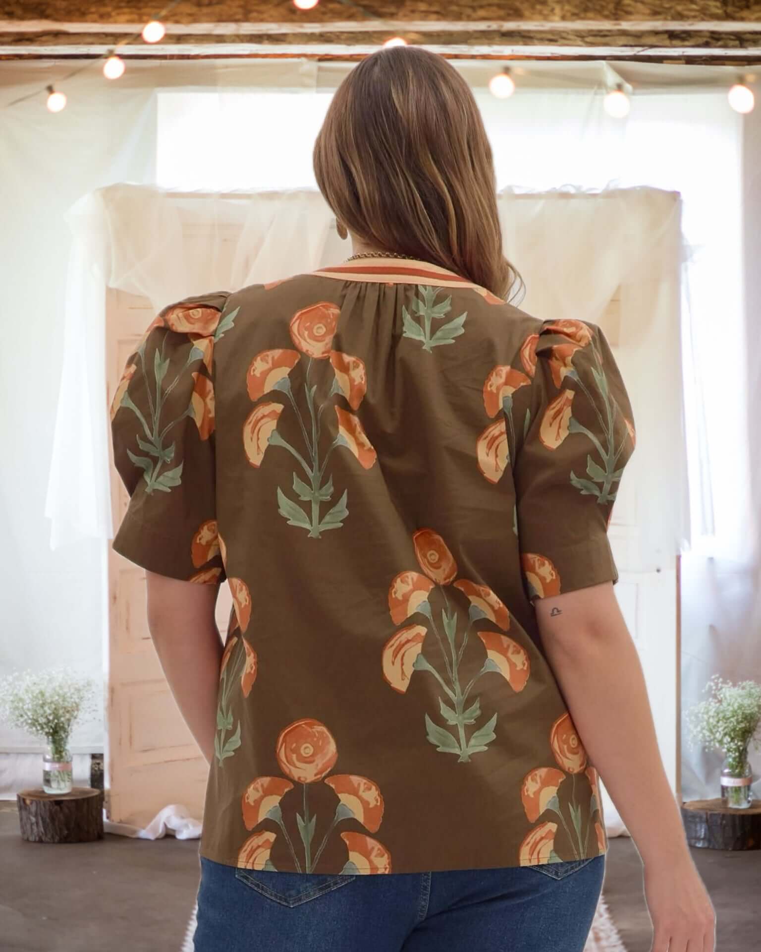 Callie Floral Puff Sleeve Blouse in Brown - Curvy